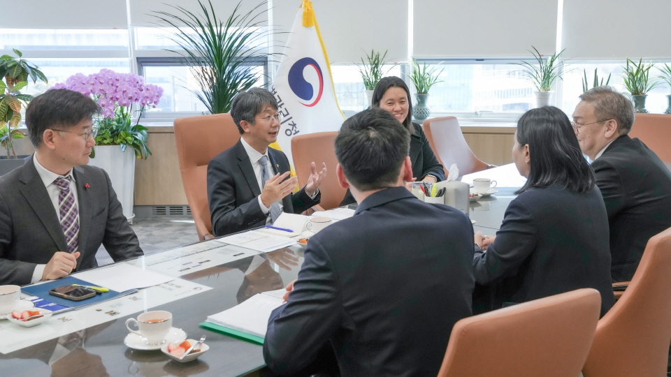 몽골 보건부 대표단과 면담하고 있는 질병관리청 임승관 청장